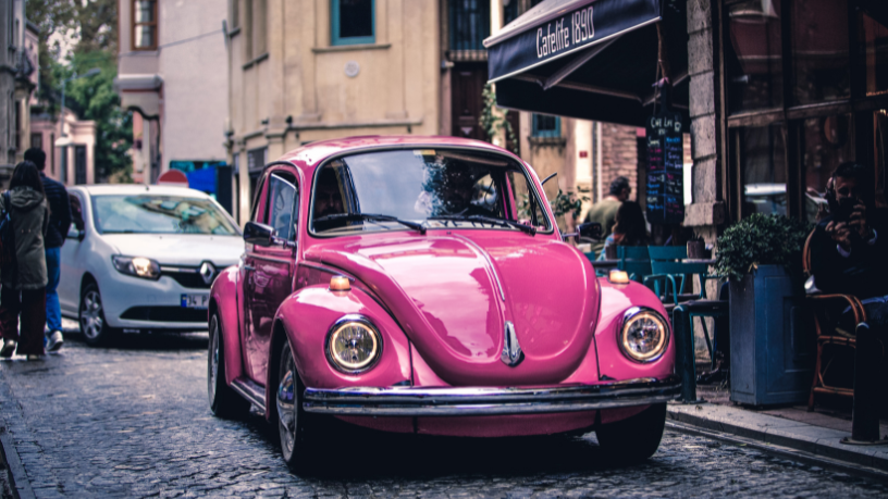 Descubra a importância dos barn finds na valorização e preservação da memória dos carros clássicos e raros.