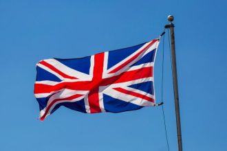 Reino Unido Rejeita Acusações de Espionagem da Rússia e Eleva Tensão Diplomática em Novo Capítulo de Desconfiança Global