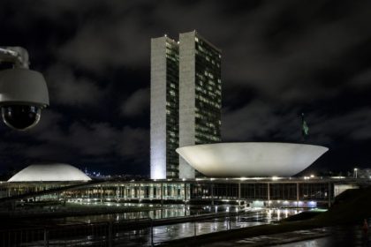 Espionagem política no DF amplia tensão nos bastidores da pré campanha e acende alerta sobre democracia