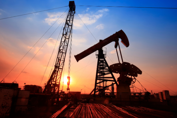 Petróleo acima de US$ 100 reacende alerta no mundo: o que a nova pressão sobre a energia pode mudar no Brasil