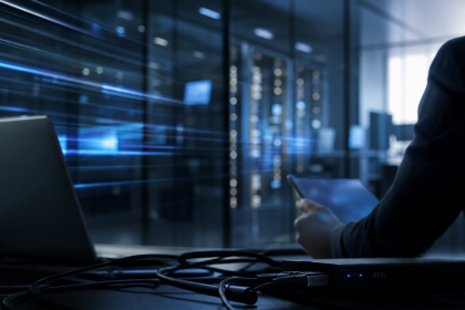 Composição abstrata com telas desfocadas e elementos de conexão associados à fiscalização digital de apostas ilegais