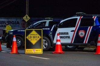 Viaturas e agentes da Guarda Municipal em um bloqueio policial noturno em Londrina (PR).
