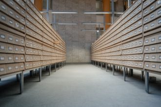Arquivo moderno com gaveteiros de madeira para armazenamento de documentos.